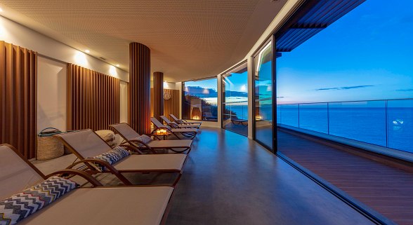 Exklusiver Spa mit Panoramablick: Entspannung pur mit Blick auf den Atlantik bei Sonnenuntergang – stilvoller Luxus trifft Ruhe.