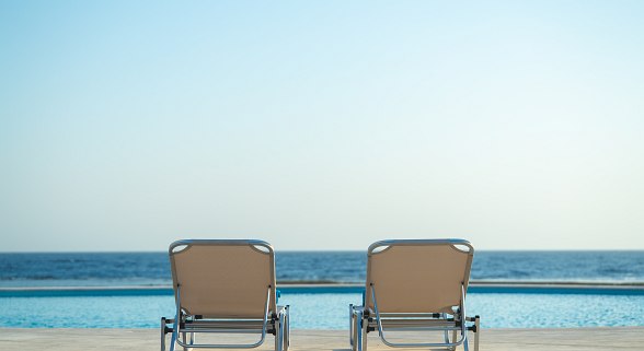 Infinity-Pool mit 2 Liegen und Blick auf das Meer
