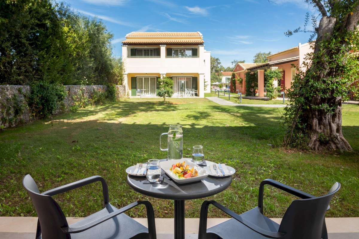 Möblierter Balkon mit Ausblick auf den Pool