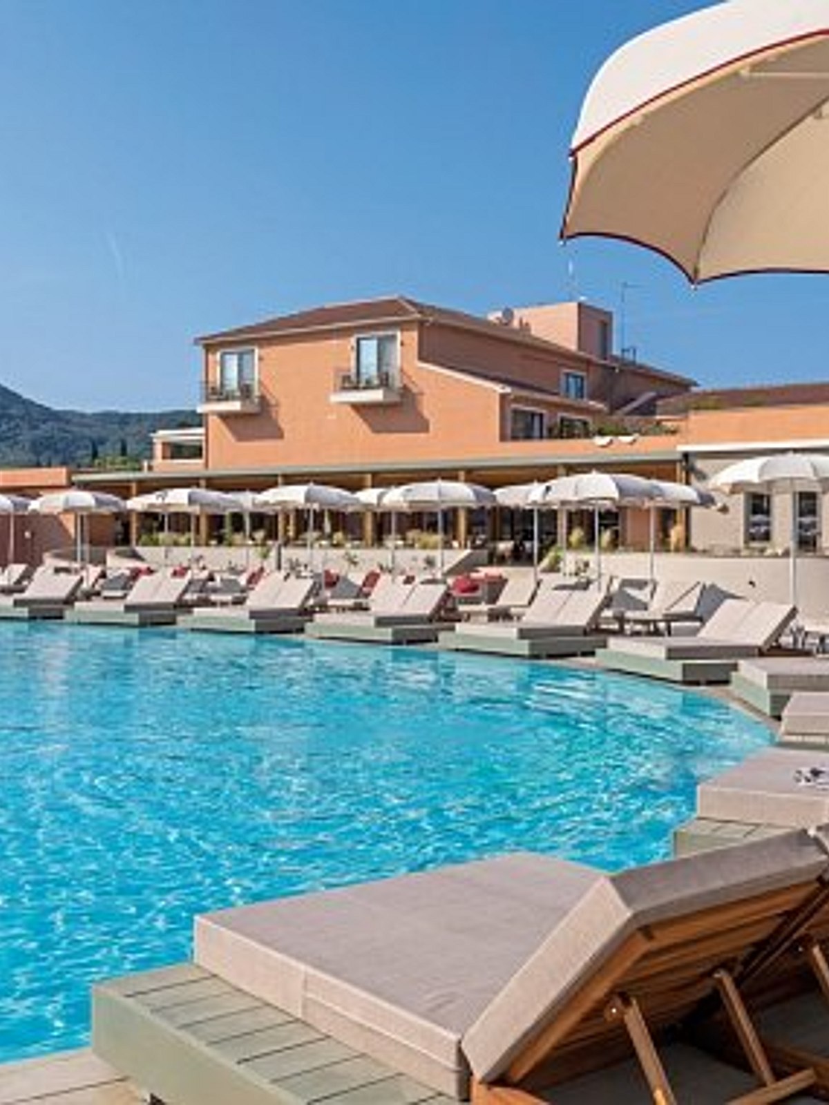 „Vielfältiges Frühstück mit Gebäck, Obst, Eiern, Süßspeisen und Säften, stilvoll angerichtet auf einem gedeckten Tisch.“