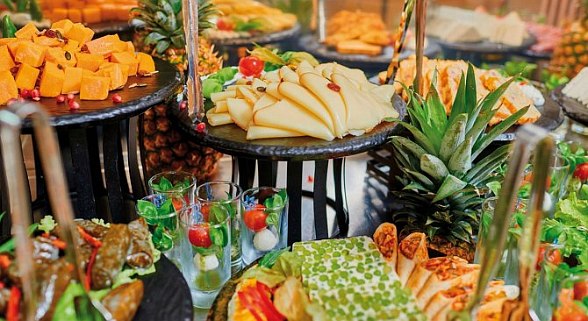 Buffet mit Käse, Weinblättern, frischem Gemüse und Obst, dekorativ angerichtet im Sentido Bellevue Beach