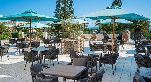 Buffet mit Oliven, Zitronen, gefüllten Eiern, Käsehäppchen und Antipasti in einem Hotelrestaurant.