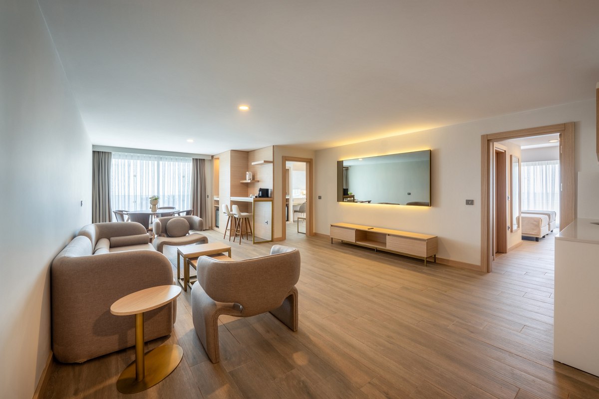 Doppelzimmer mit Balkon und Meerblick, modern ausgestattet mit TV, Sitzbereich und stilvollem Dekor.