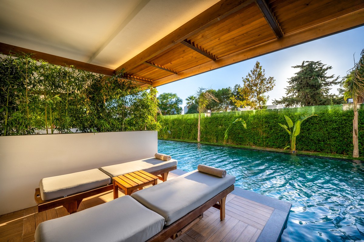 Doppelzimmer mit Balkon und Meerblick, modern ausgestattet mit TV, Sitzbereich und stilvollem Dekor.