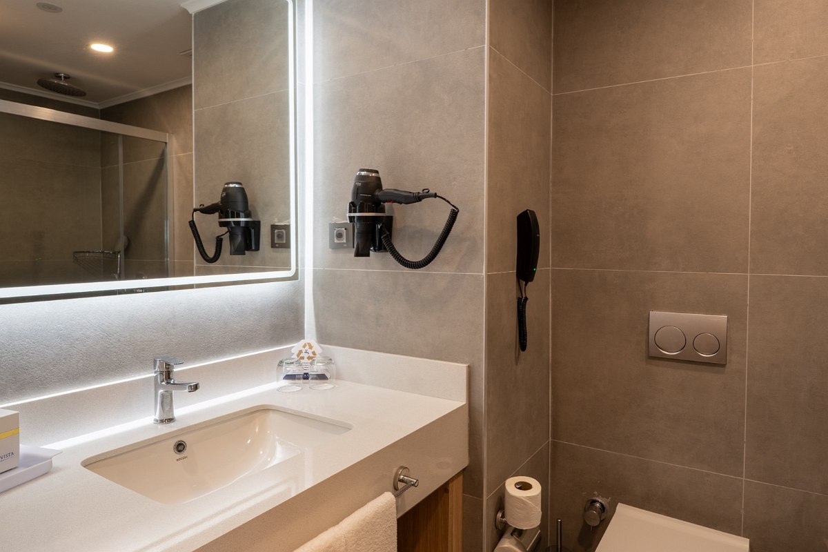 Doppelzimmer mit Balkon und Meerblick, modern ausgestattet mit TV, Sitzbereich und stilvollem Dekor.