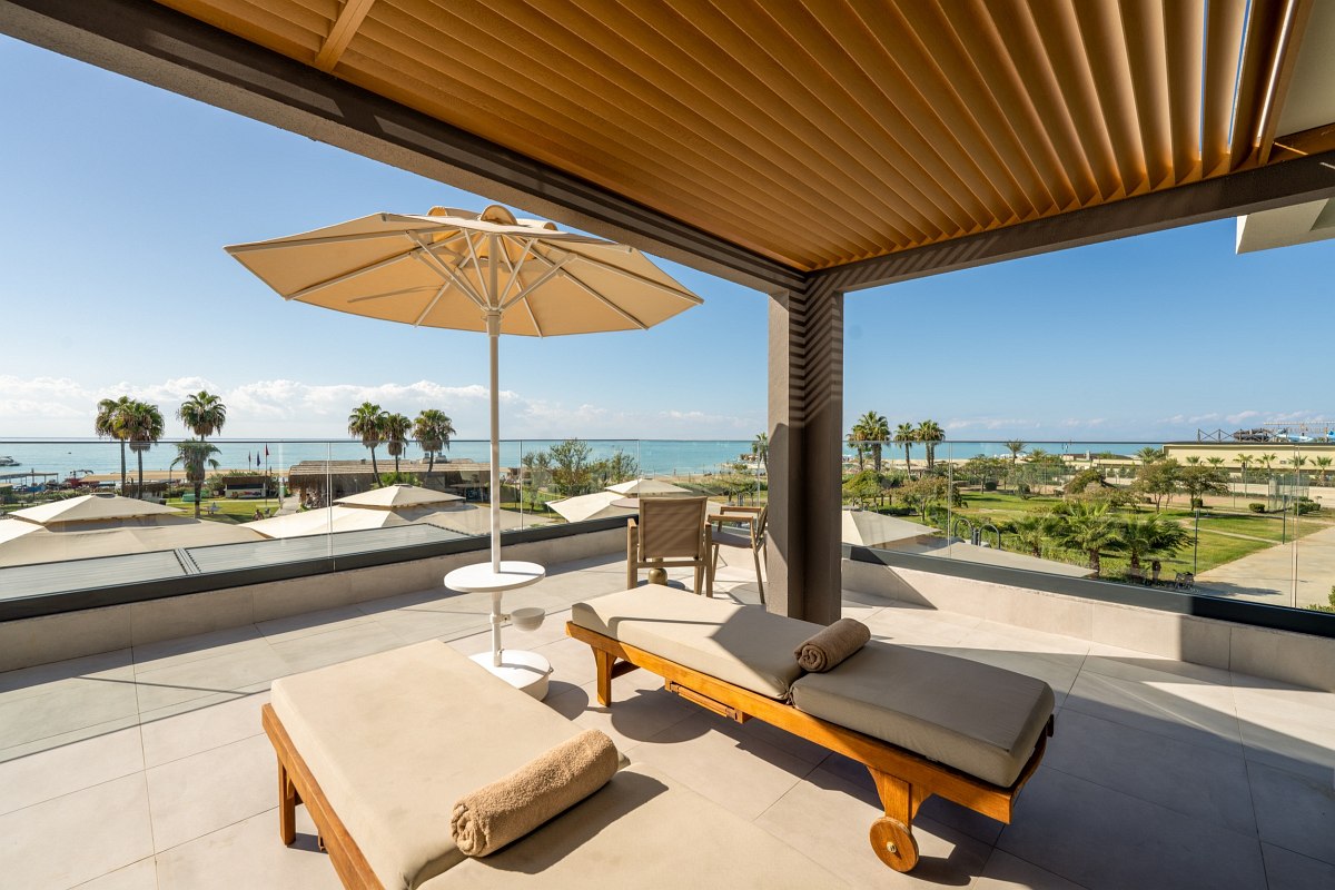 Doppelzimmer mit Balkon und Meerblick, modern ausgestattet mit TV, Sitzbereich und stilvollem Dekor.
