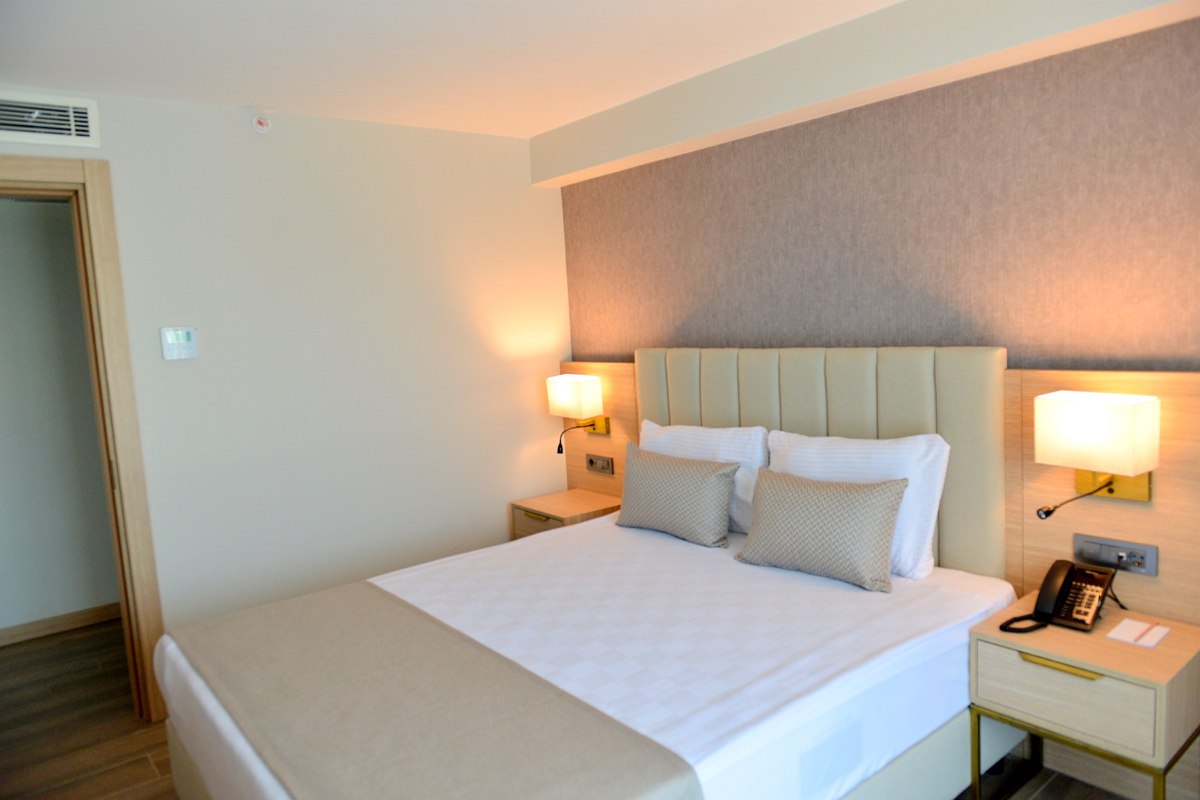 Modern eingerichtetes Doppelzimmer mit elegantem Design, komfortablen Betten und stilvollen Dekoelementen.