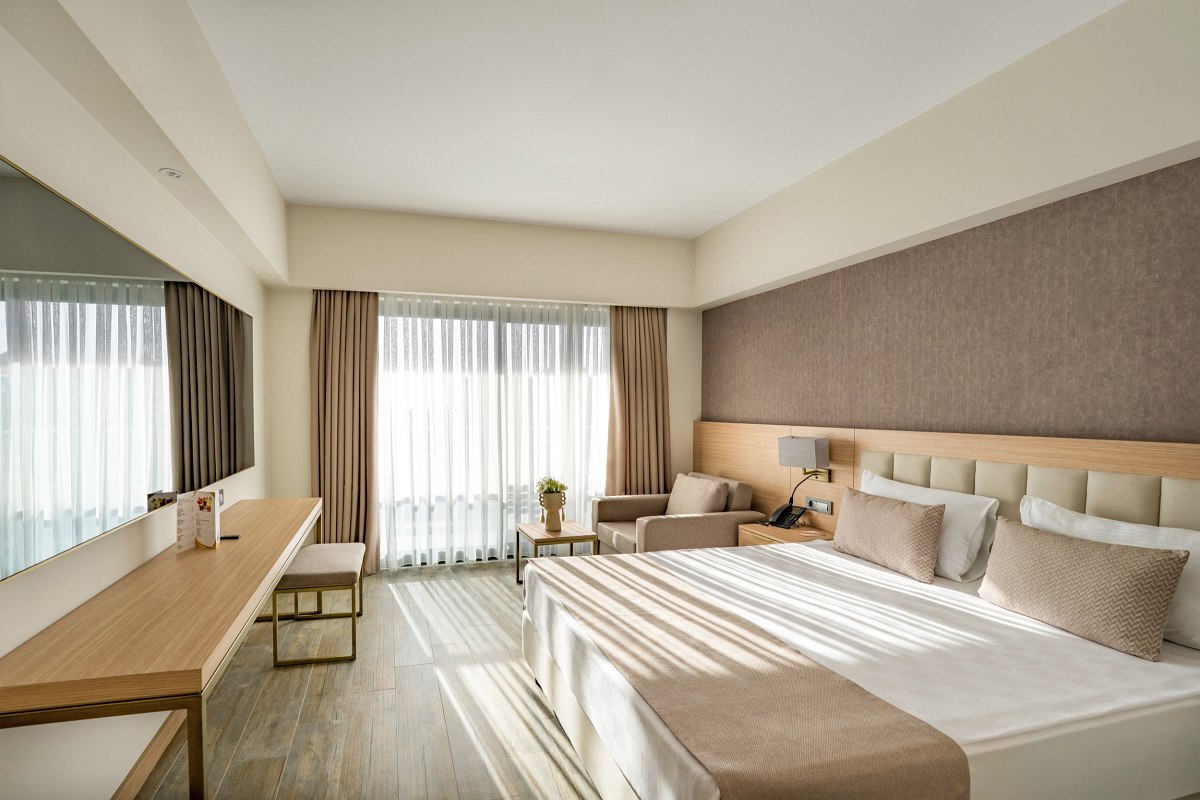 Modern eingerichtetes Doppelzimmer mit elegantem Design, komfortablen Betten und stilvollen Dekoelementen.