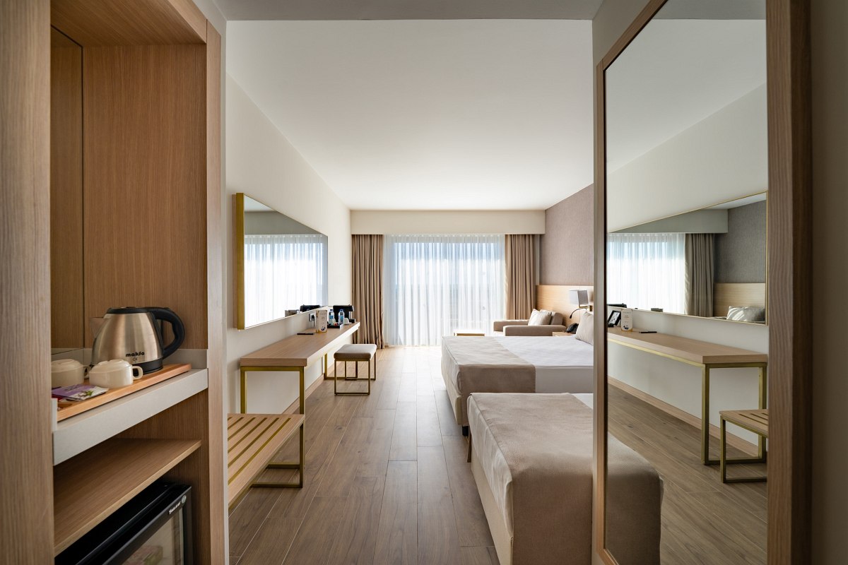 Modernes Hotelbad mit Glasdusche, edlem Marmorwaschtisch und hochwertigen Pflegeprodukten.