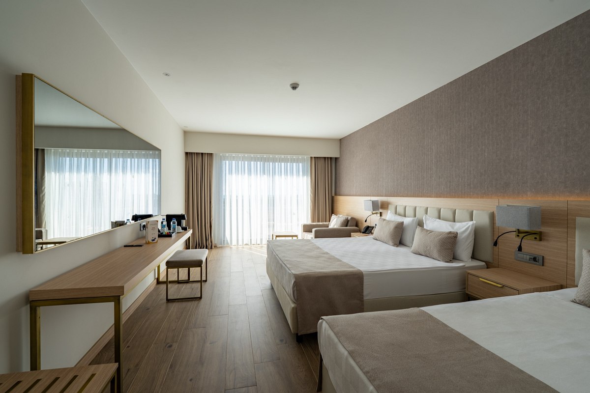 Modern eingerichtetes Doppelzimmer mit elegantem Design, komfortablen Betten und stilvollen Dekoelementen.