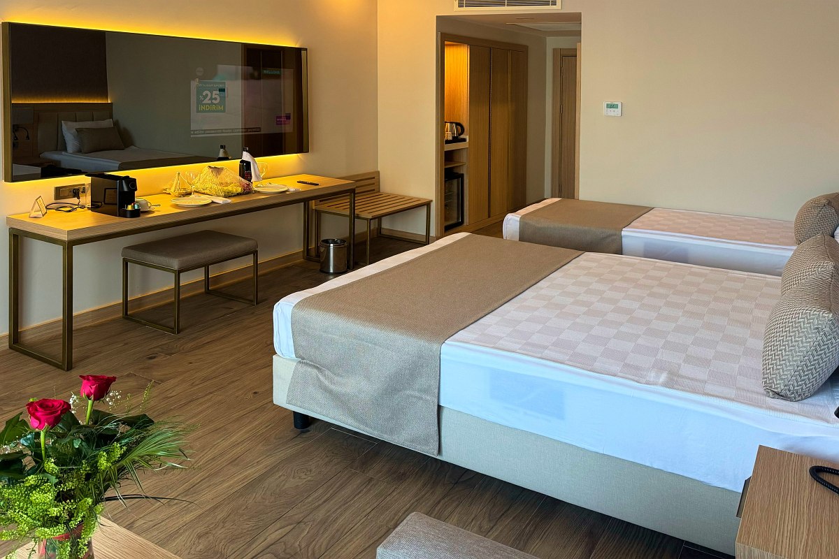 Modern eingerichtetes Doppelzimmer mit elegantem Design, komfortablen Betten und stilvollen Dekoelementen.