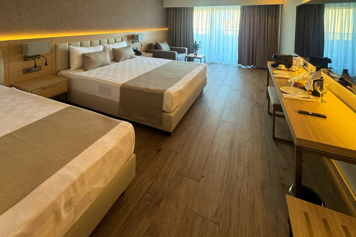 Modern eingerichtetes Doppelzimmer mit Kingsize-Bett, Schreibtisch, Flachbild-TV und gemütlicher Sitzecke.