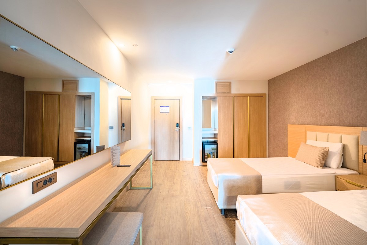 Doppelzimmer mit Balkon und Meerblick, modern ausgestattet mit TV, Sitzbereich und stilvollem Dekor.