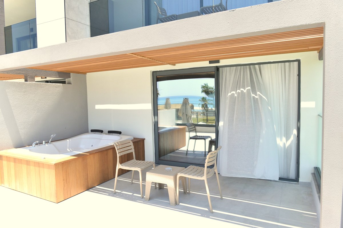 Doppelzimmer mit Balkon und Meerblick, modern ausgestattet mit TV, Sitzbereich und stilvollem Dekor.
