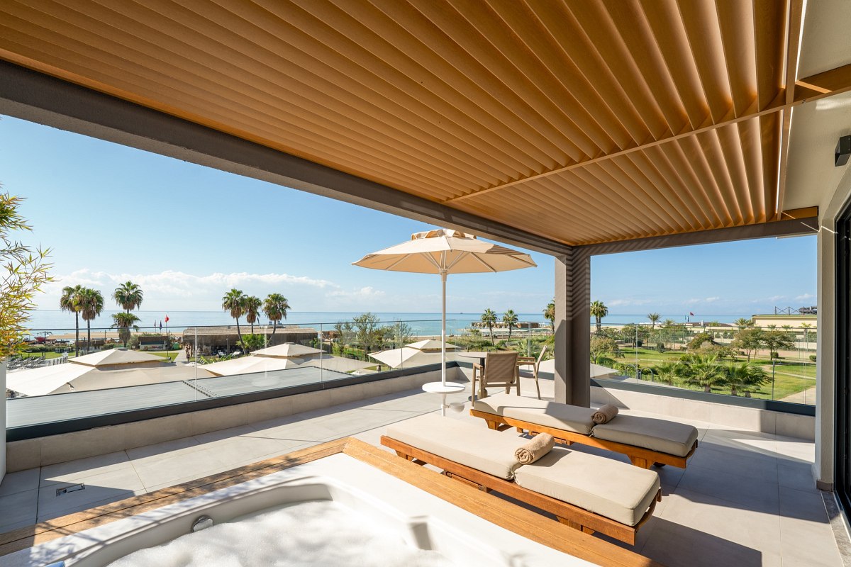 Doppelzimmer mit Balkon und Meerblick, modern ausgestattet mit TV, Sitzbereich und stilvollem Dekor.