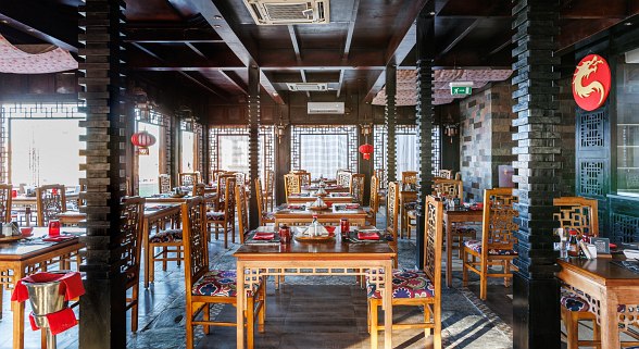 Vielfältiges Buffet mit süßem Gebäck, Kuchen und Teilchen auf mehreren Etageren in stilvollem, orientalischem Ambiente.