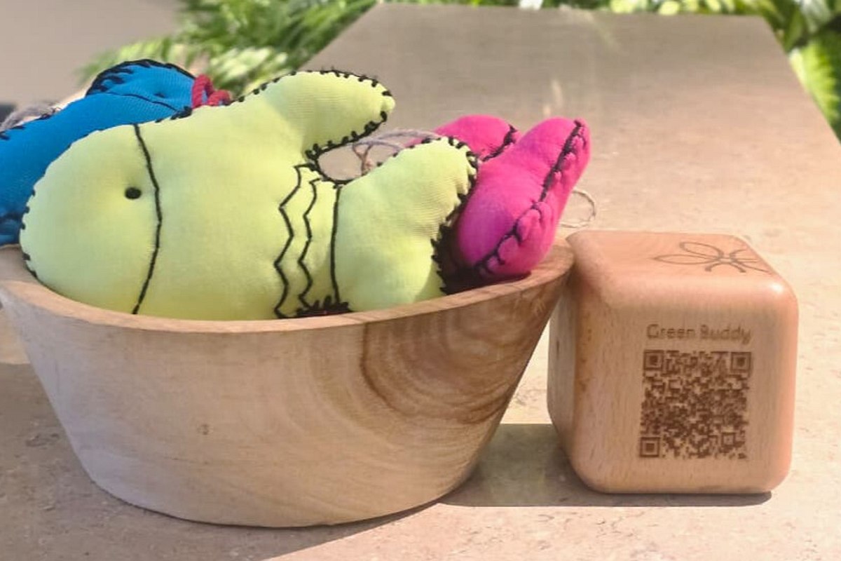 „Dachterrassenbar mit Rattan-Barhockern, Meerblick und Pergola aus Stoffbahnen bei blauem Himmel.“