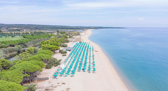 Hotel Sentido Orosei Beach, Sardinien, Strand vom Golf von Orosei, Weitläufiger Sandstrand mit türkisfarbenen Sonnenschirmen und Liegen, kristallklarem Wasser und grüner Küstenlandschaft.
