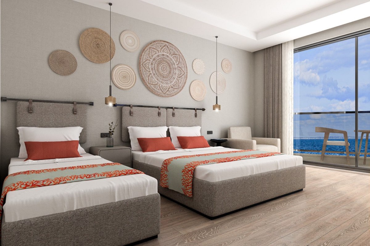 Modernes Familienzimmer mit getrennten Schlafbereichen, stilvollem Design, Teppichboden und Zugang zum Balkon mit Tageslicht.