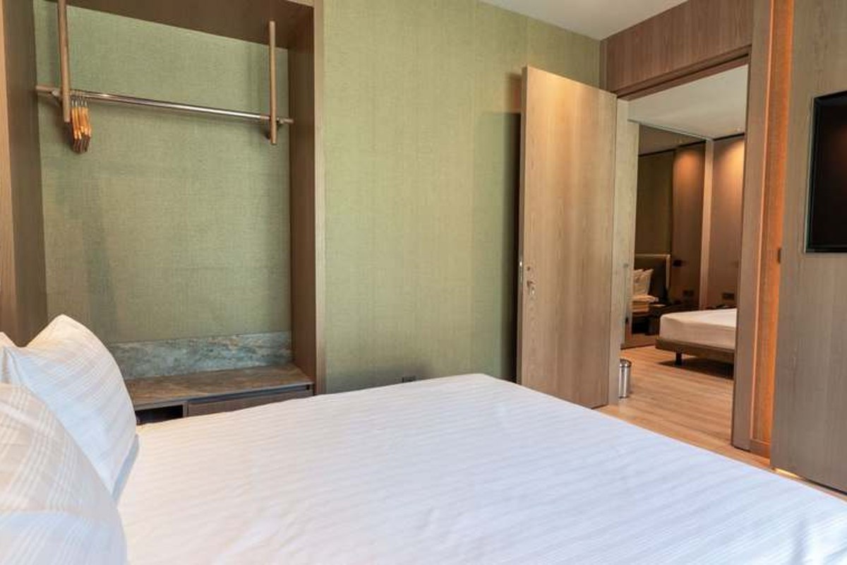 Badezimmer mit Dusche im Doppelzimmer Economy, Beispielbild