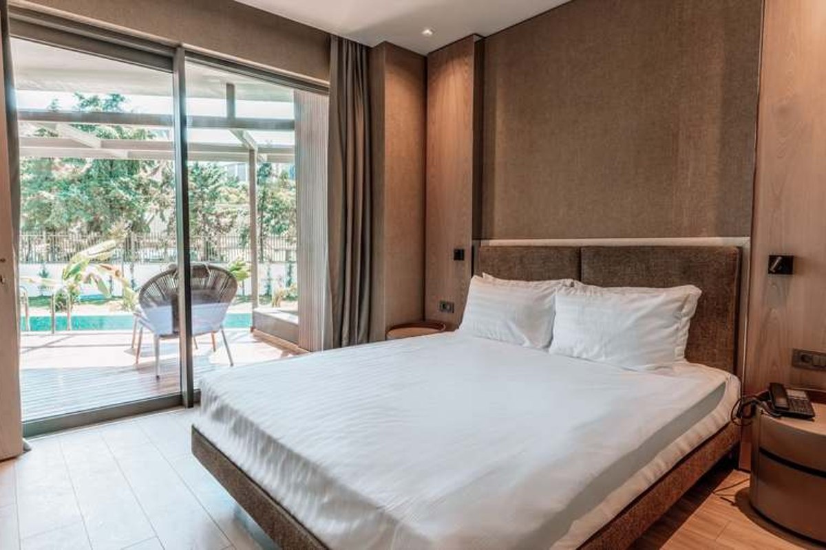Doppelzimmer Swim-Up mit Doppelbett und Poolblick, Beispielbild