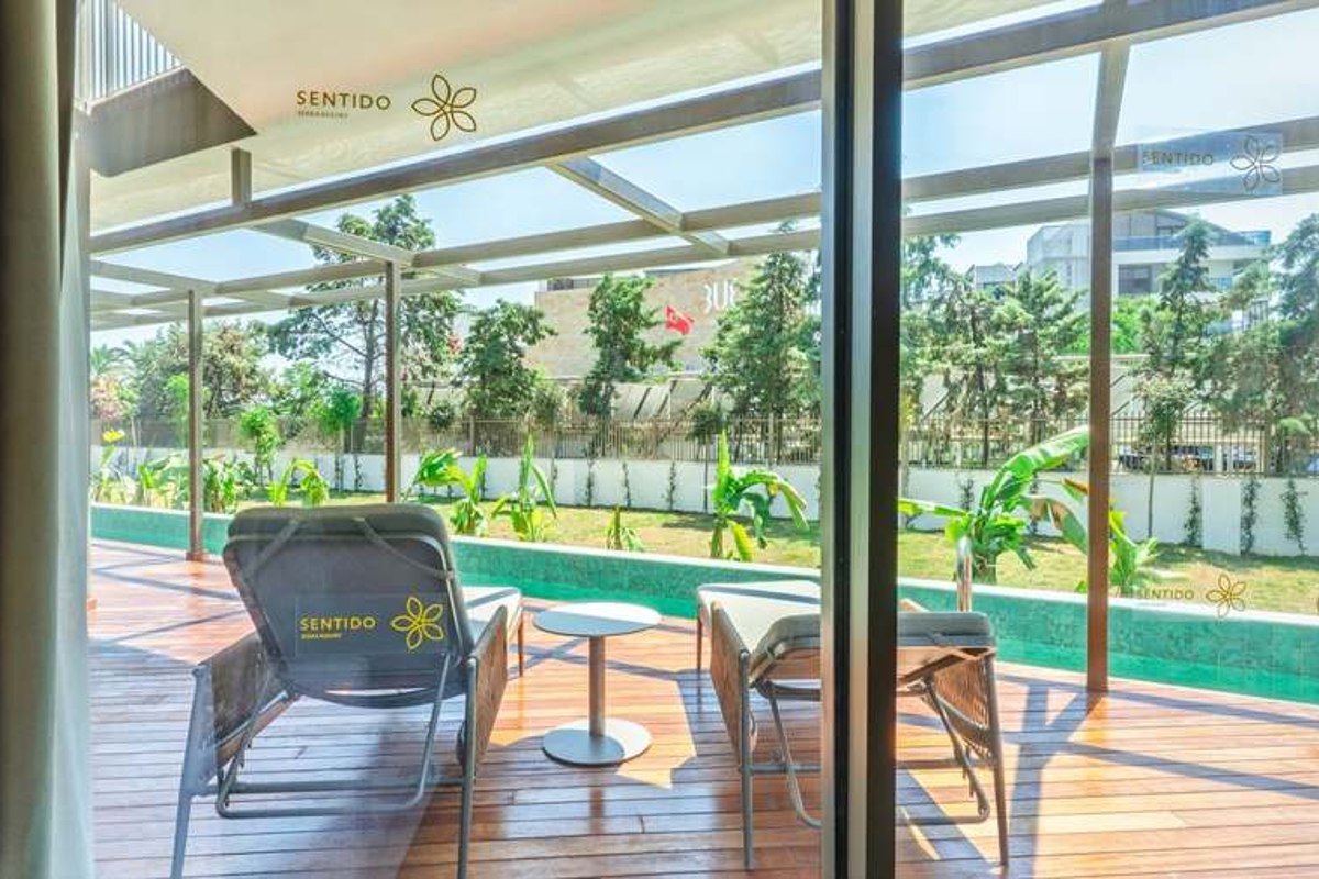 Terrasse mit direktem Poolzugang im Doppelzimmer Swim-Up, Beispielbild