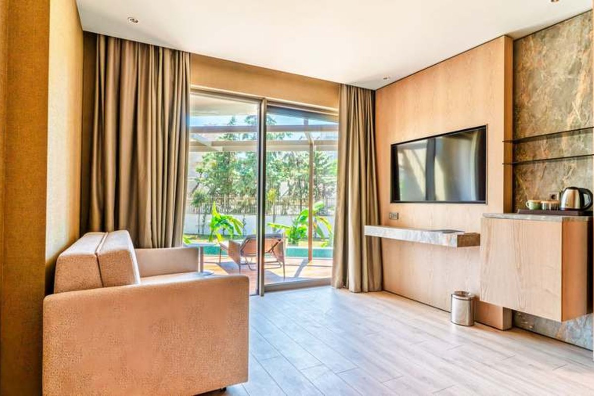 Wohnbereich mit Sessel im Doppelzimmer Swim-Up, Beispielbild