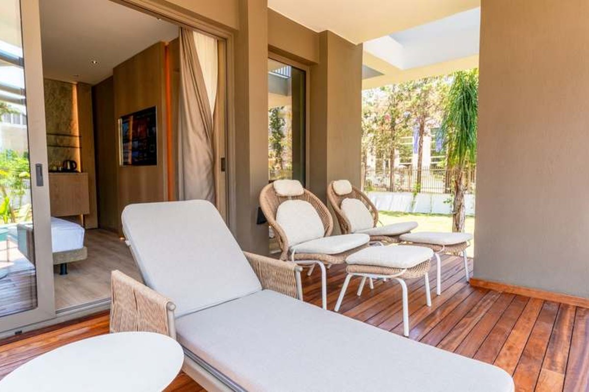 Terrasse mit Liegen und Gartenblick im Doppelzimmer Standard Big, Beispielbild