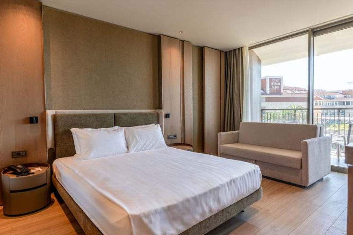 Doppelzimmer mit Doppelbett, Sofabett und Balkon, Beispielbild