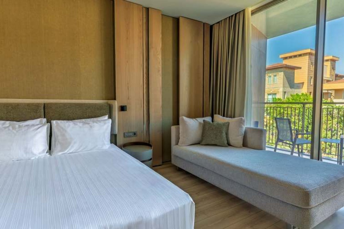 Doppelzimmer mit Sitzbank und Balkon mit Poolblick, Beispielbild