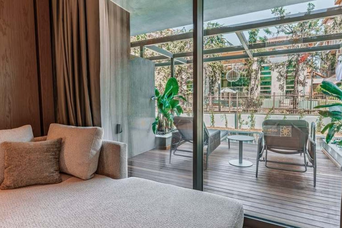 Schlafzimmer im Familienzimmer mit Doppelbett und Terrasse, Beispielbild
