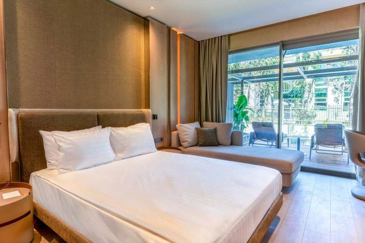 Schlafzimmer im Familienzimmer mit Blick auf die Terrasse, Beispielbild