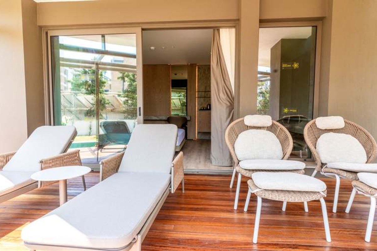 Terrasse mit Liegen am Familienzimmer, Beispielbild