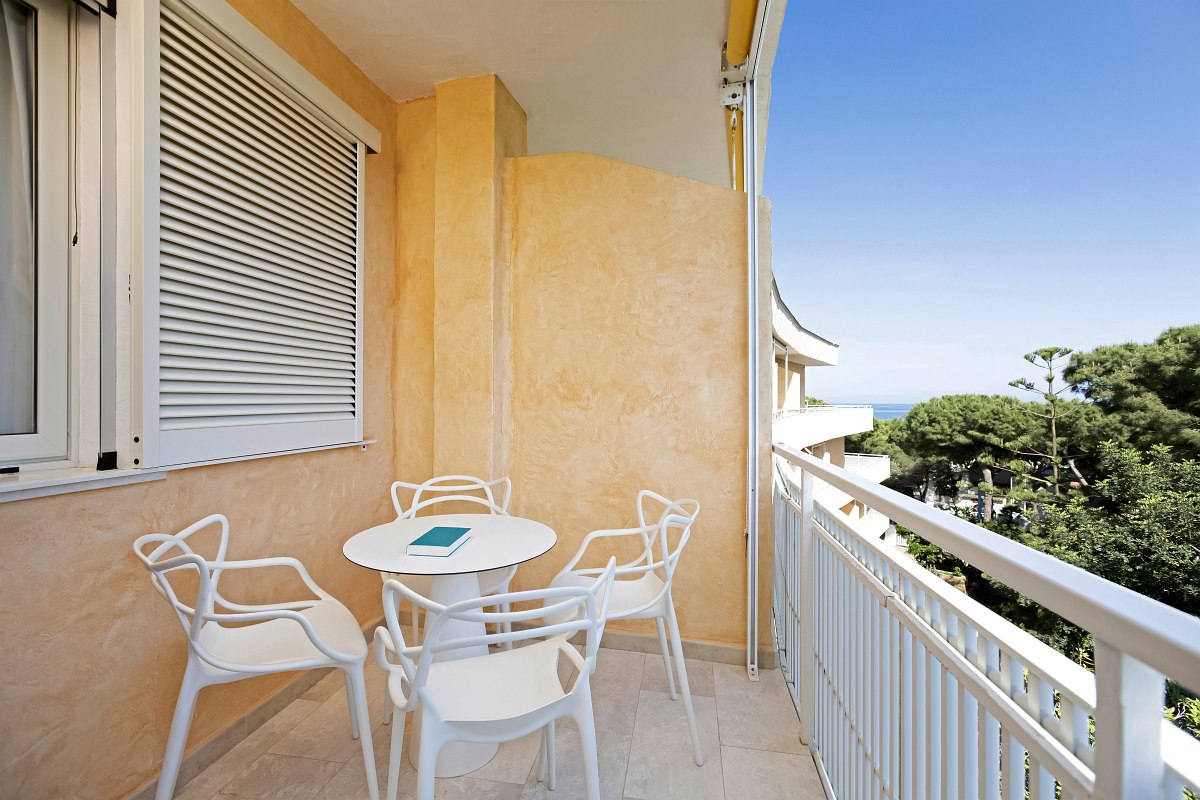 Doppelzimmer im Sentido Tirreno Resort mit möbiliertem Balkon und Badezimmer