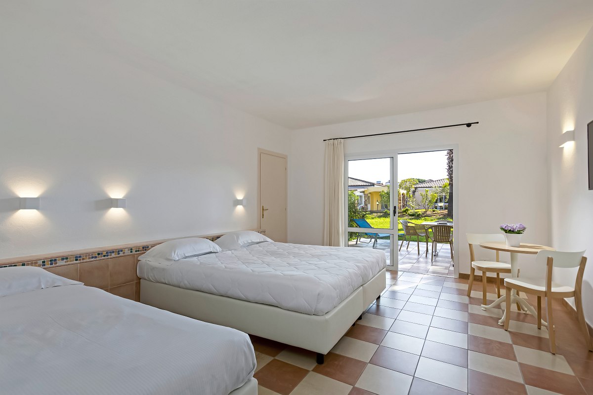 Familienzimmer im Sentido Tirreno Resort: Großes Zimmer mit kombiniertem Wohn-/Schlafraum, einem separatem Schlafzimmer, möbilierter Terrasse und Gartenblick