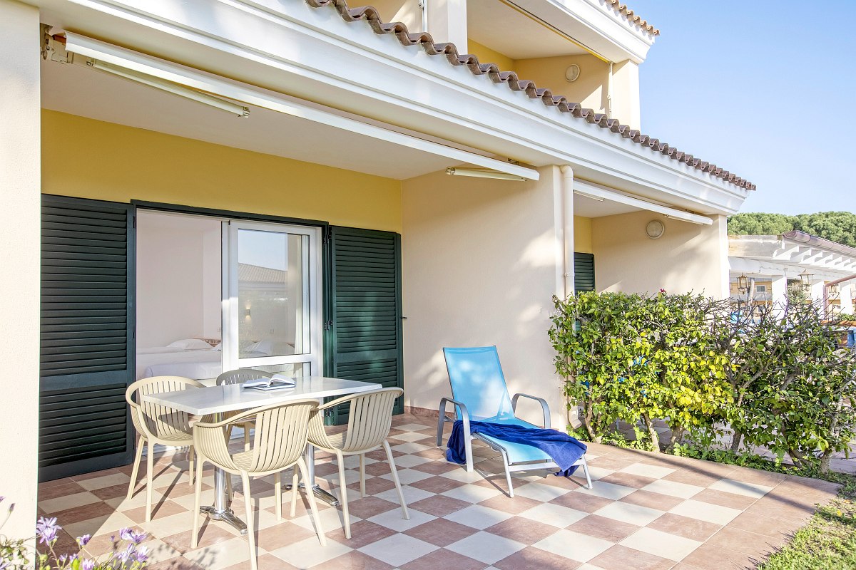 Juniorsuite im Sentido Tirreno Resort: Kombinierter Wohn-/Schlafraum mit einem separatem Schlafzimmer, Bad, möbilierter Terrasse und Gartenblick