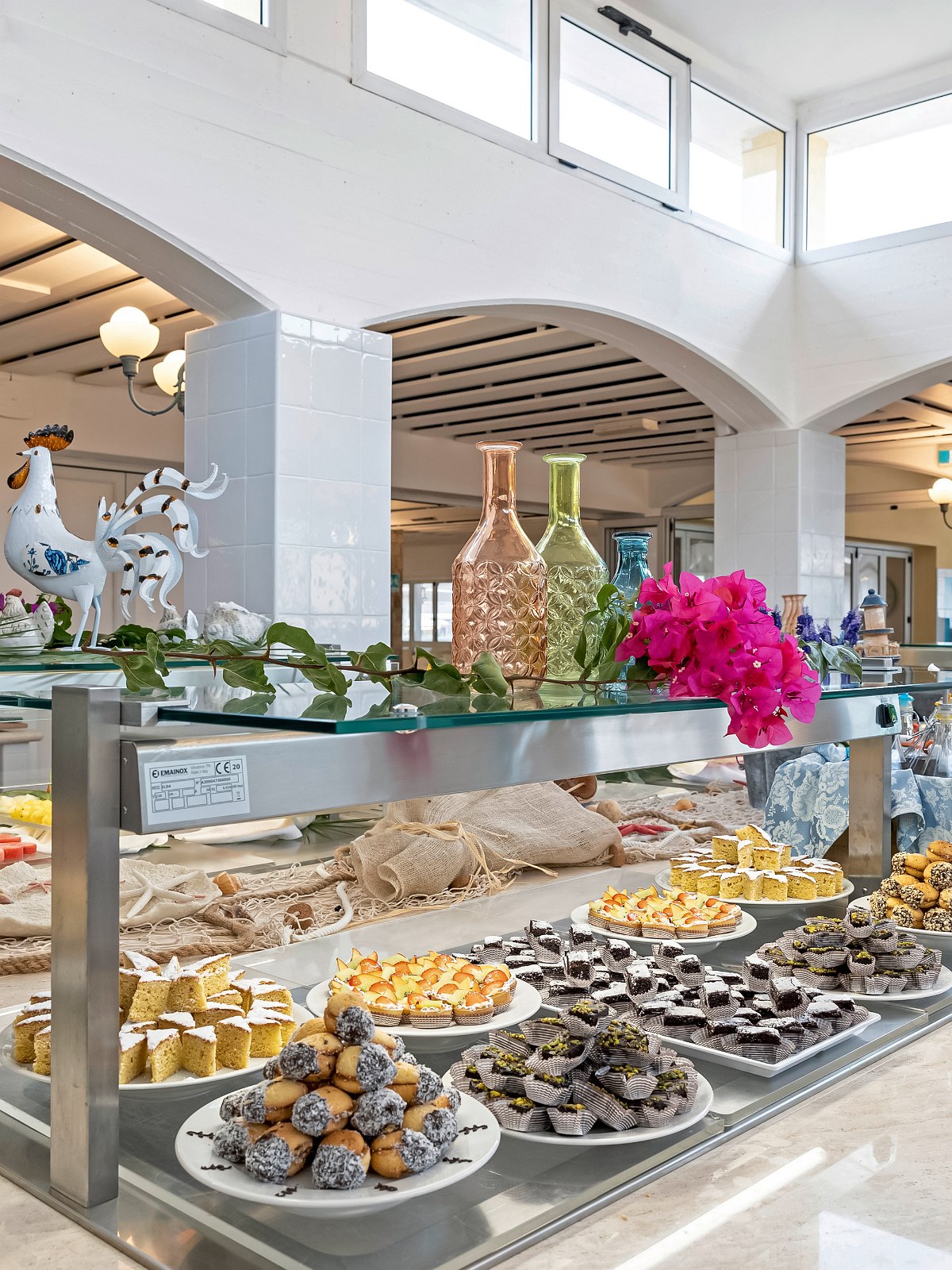 Hotel Sentido Tirreno Resort: Buffet mit verschiedenen Speisen wie frischem Obst, Kuchen und Törtchen - appetitlich angerichtet.
