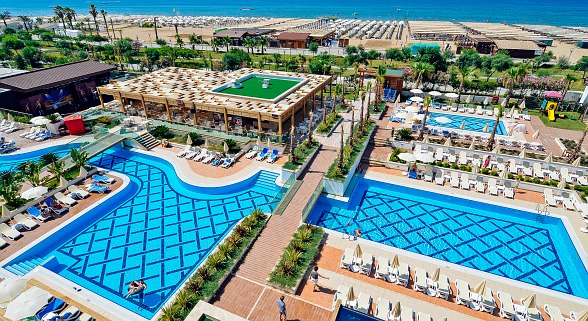 Großzügige Hotelanlage mit mehreren Pools, Sonnenterrassen und direktem Zugang zum Sandstrand.