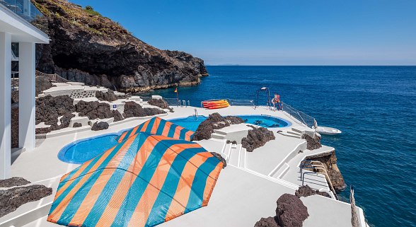 Infinity pool on the rocks: experience unforgettable moments with direct access to the Atlantic Ocean and breathtaking views.