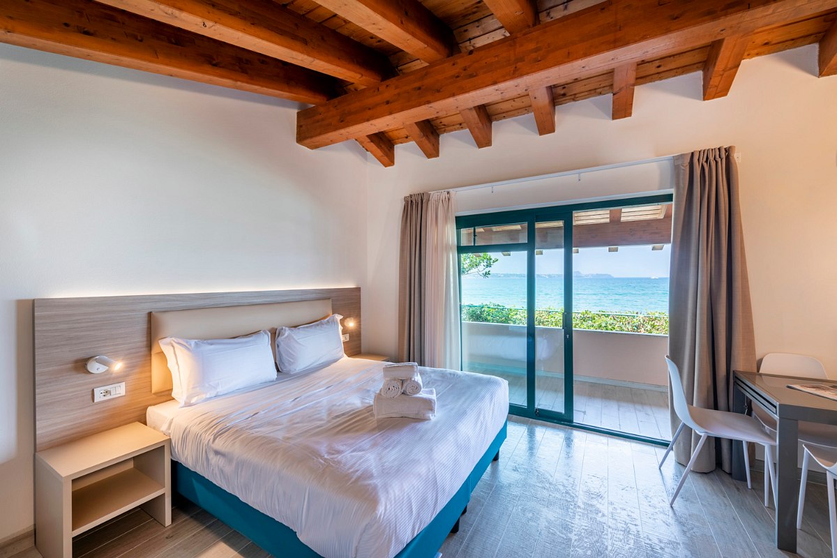 Bright apartment in the Lakeside area with double bed, dining area with table and chairs, kitchenette, access to balcony and wooden ceiling - modern and comfortably furnished.