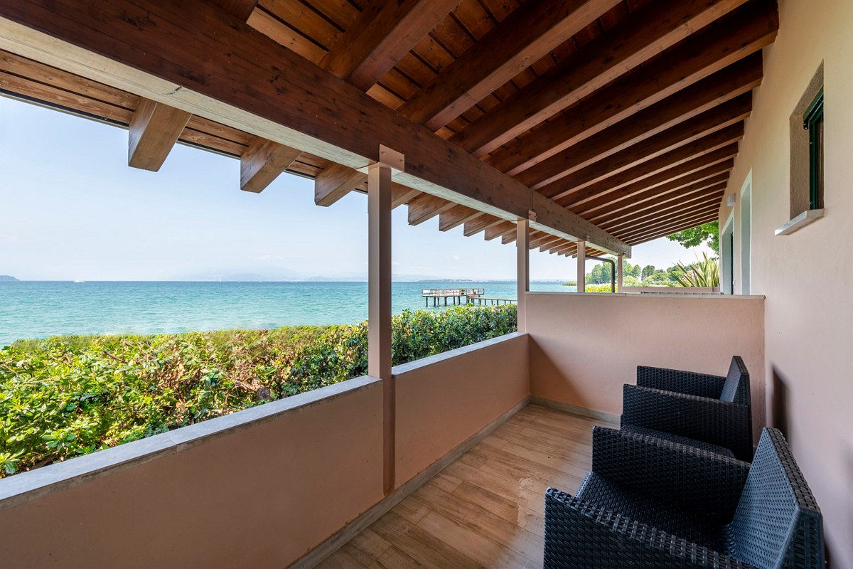 Roofed Balcony with dircet lake-view and comfortable seating furniture.