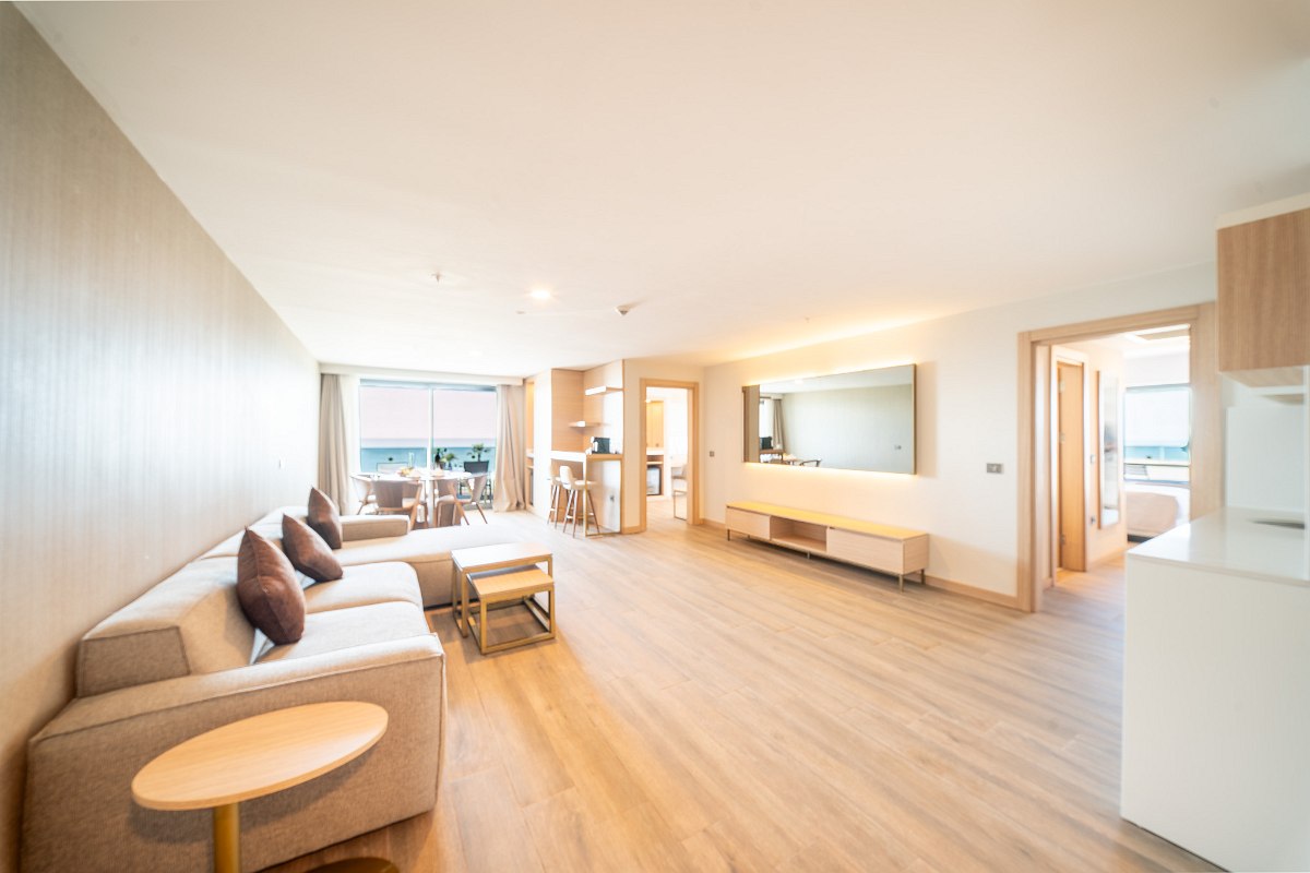Suite Jacuzzi room with king-size bed, desk, flat-screen TV and cozy seating area.