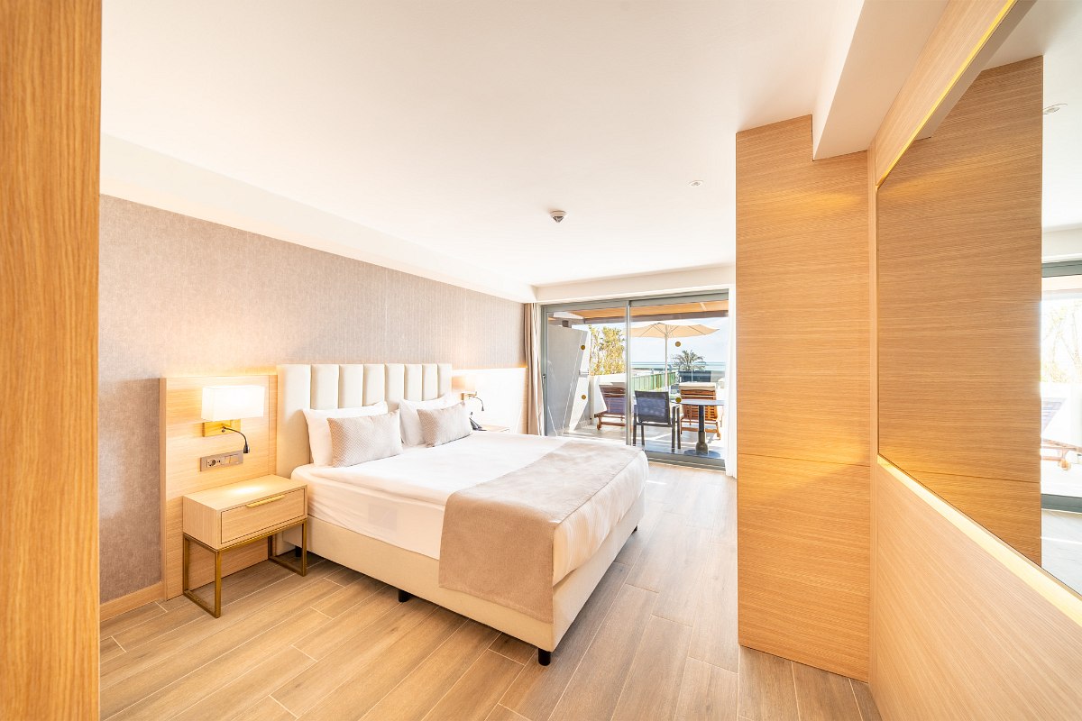 Suite Jacuzzi with balcony and sea view, modern furnishings with TV, seating area and stylish decor.