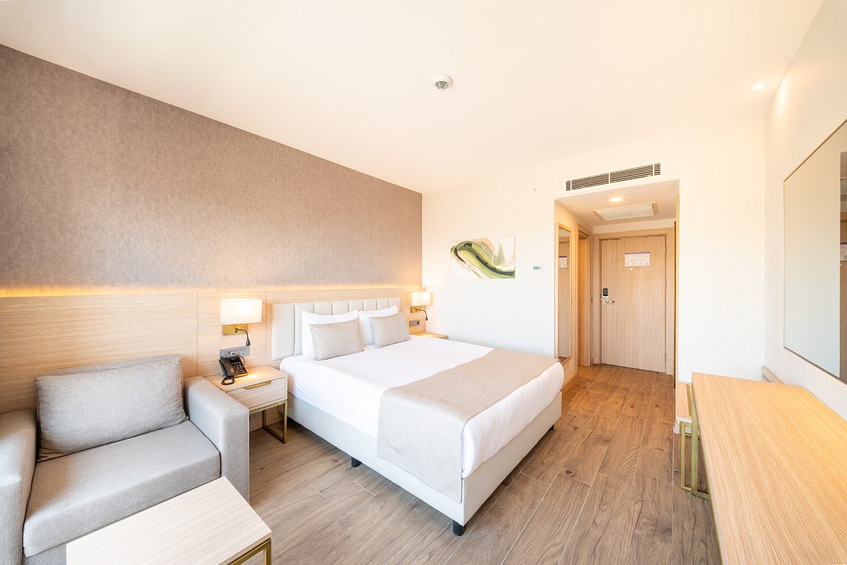 Modern double room with elegant design, comfortable beds and stylish decorative elements.