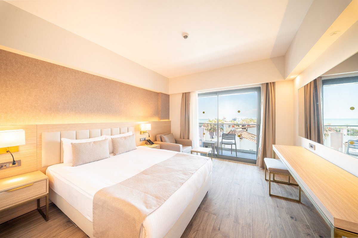 Modern double room with elegant design, comfortable beds and stylish decorative elements.