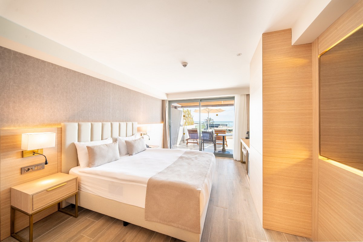 Suite Jacuzzi with balcony and sea view, modern furnishings with TV, seating area and stylish decor.