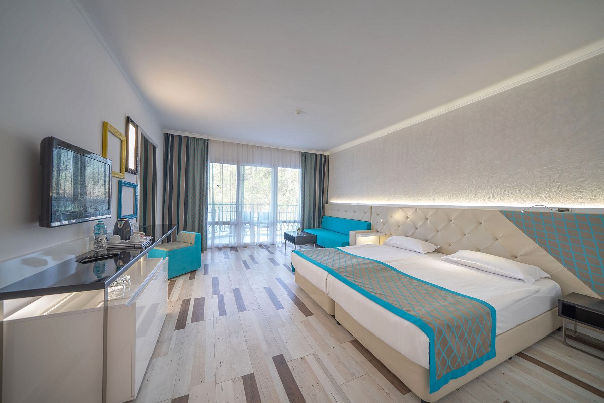  Modern double room in the Sentido Marea with elegant interior design, large bed, desk, stool and furnished balcony with a view.