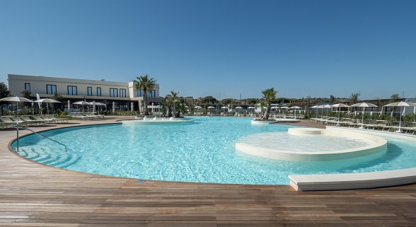 Sentido Riccione Premium Camp, Adria - Large hotel pool with sun terrace, sun loungers and parasols - modern ambience in a sunny setting.