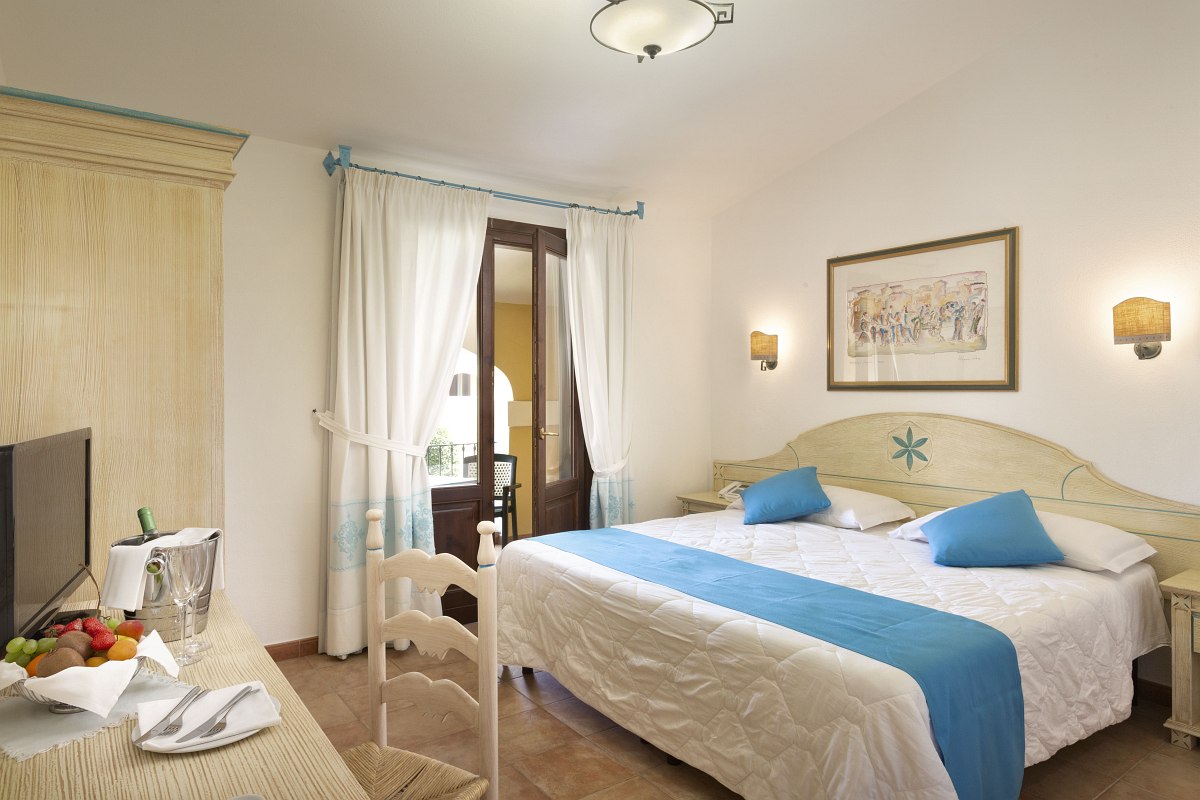 Doppelzimmer im Sentido Tirreno Resort mit möbiliertem Balkon und Badezimmer