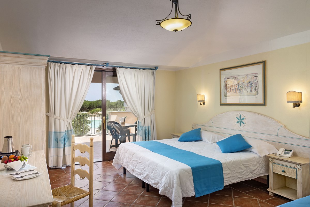 Familienzimmer im Sentido Tirreno Resort: Großes Zimmer mit kombiniertem Wohn-/Schlafraum, einem separatem Schlafzimmer, möbilierter Terrasse und Gartenblick